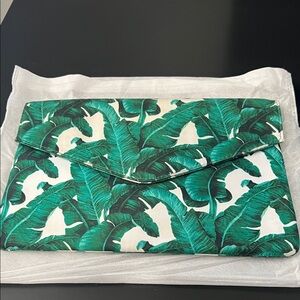 Green Tropical Leaf Pattern Clutch